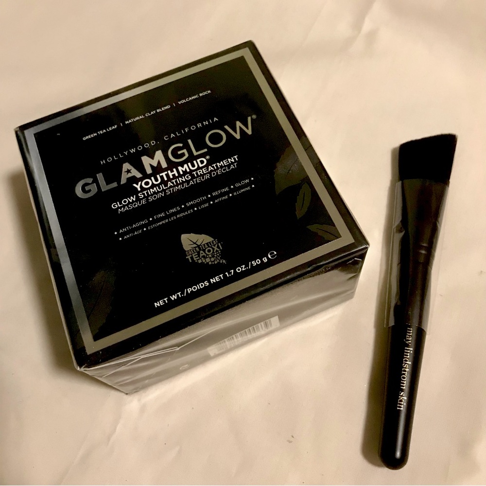 Hollywood California GlamGlow Youth Mud 1.7 Oz.. May Listrom skin brush